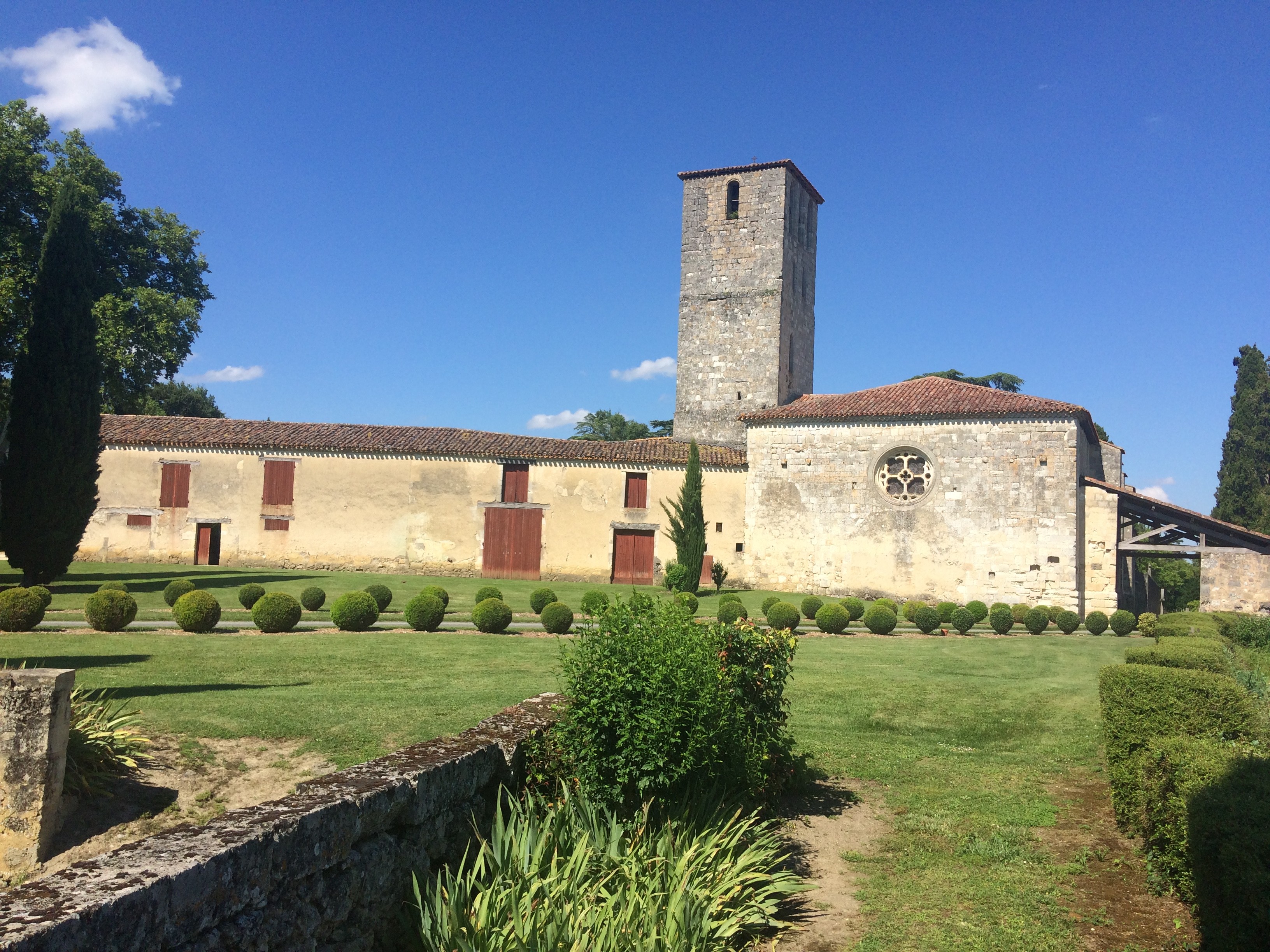 L'église de POUDENAS et son remarquable jardin