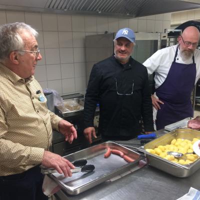 Le chef Mathieu et Michel sous l'œil admiratif de Jean Pierre