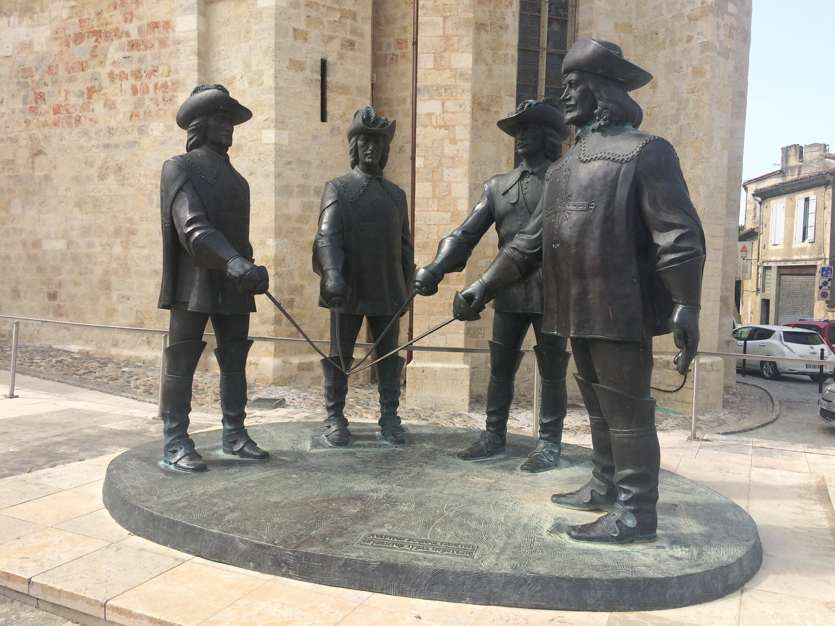 Les 4 mousquetaires devant la cathédrale St Pierre à CONDOM