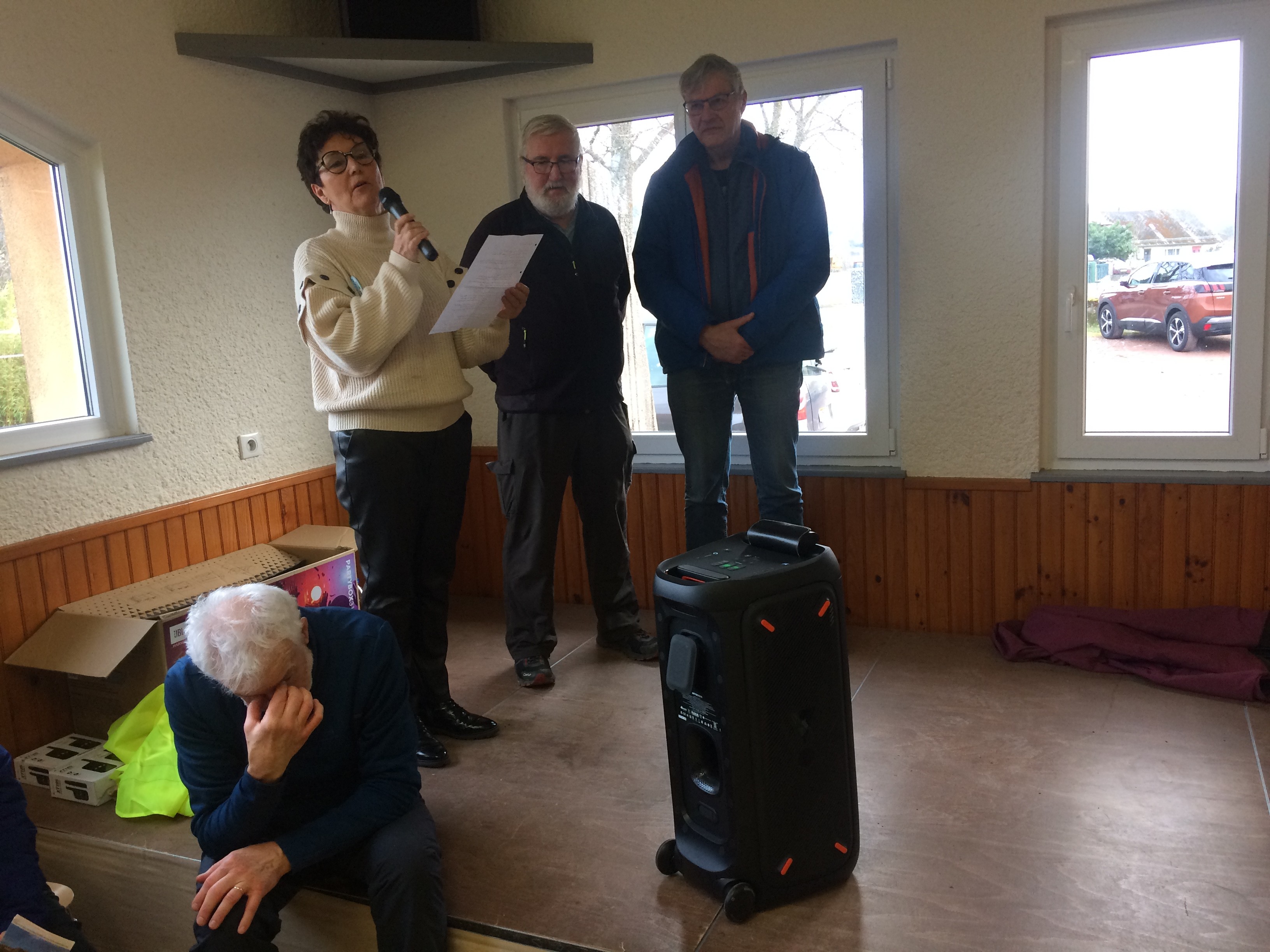 Les discours dans la salle avant le verre de l'amitié