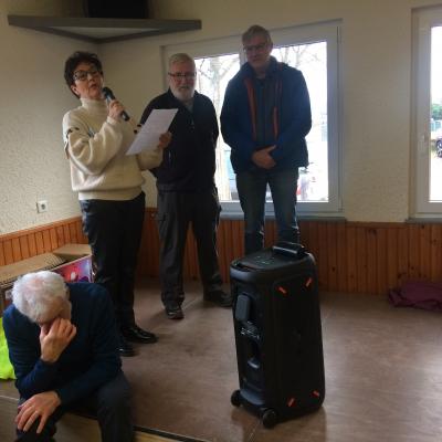 Les discours dans la salle avant le verre de l'amitié